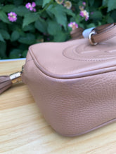 Load image into Gallery viewer, GUCCI Soho Disco Beige Calfskin Small Crossbody (0192)