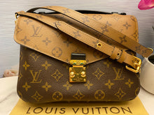 Load image into Gallery viewer, Louis Vuitton Pochette Métis Monogram Reverse Bag (DU1118)