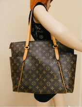 Load image into Gallery viewer, Louis Vuitton Totally MM Monogram Tote (TJ1170)