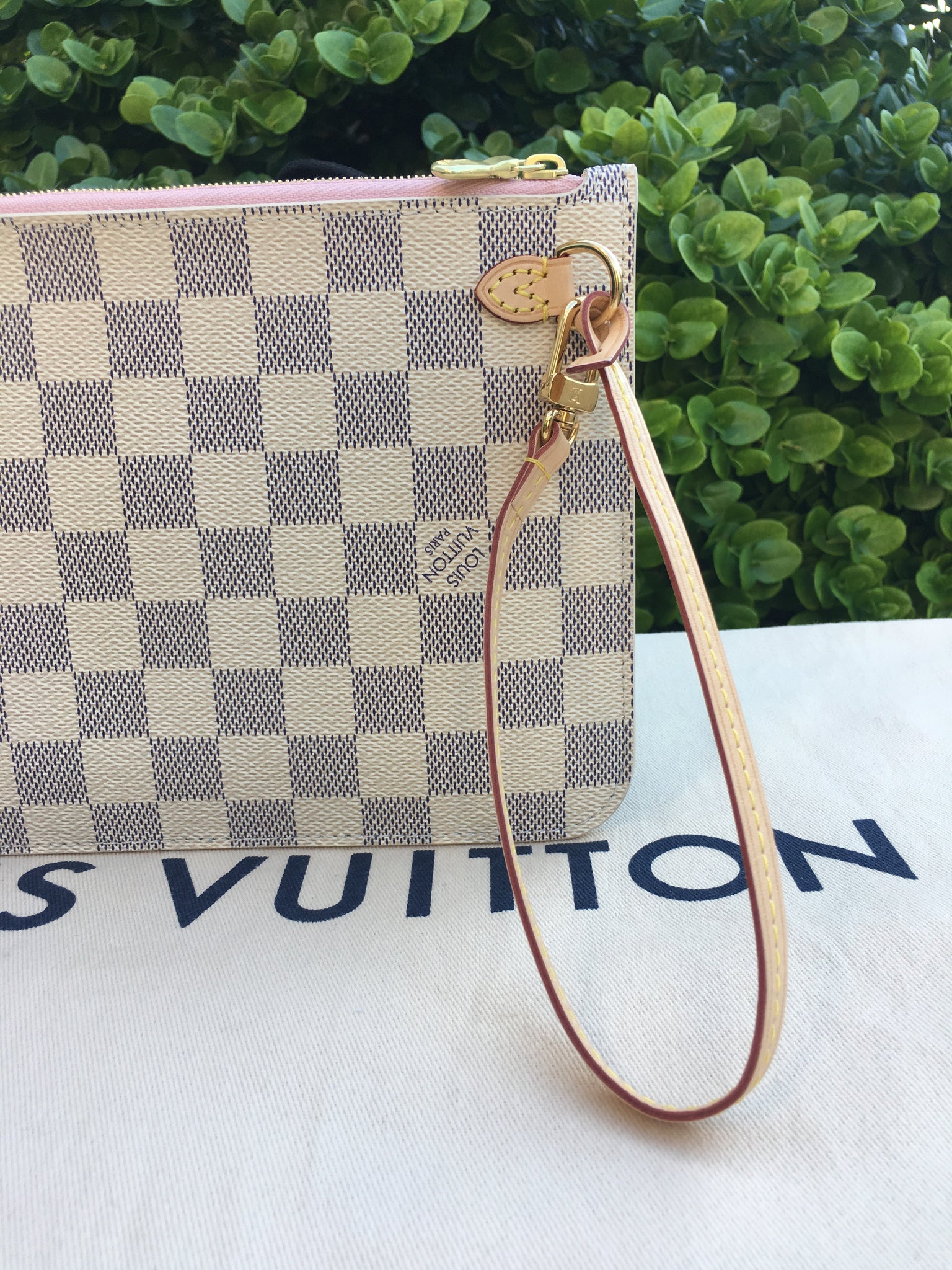 Louis Vuitton, Bags, Louis Vuitton Neverfull Pouch Wristlet Clutch Damier  Azur Ballerine Pink Euc