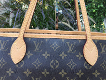Load image into Gallery viewer, Louis Vuitton Neverfull MM Beige  Monogram Tote (CA0124)