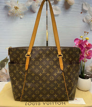 Load image into Gallery viewer, Louis Vuitton Totally MM Monogram Shoulder Tote Handbag (MB4170)