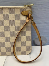 Load image into Gallery viewer, Neverfull MM/GM Beige Damier Azur Wristlet/Pouch/Clutch GI2126