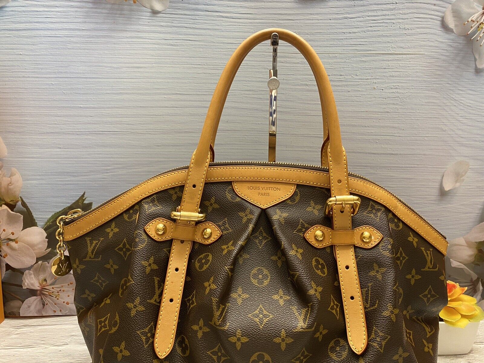 Louis Vuitton Tivoli Shoulder Bags