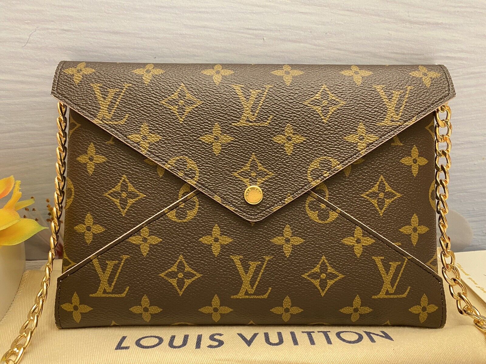 louis vuitton monogram bag with gold chain