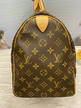 Load image into Gallery viewer, Louis Vuitton Speedy 40 Monogram Handbag Doctor Purse (AA3008)