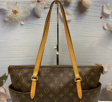 Load image into Gallery viewer, Louis Vuitton Totally MM Monogram Shoulder Tote Handbag (TJ0134)