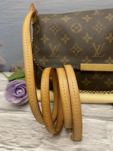Load image into Gallery viewer, Louis Vuitton Favorite MM Monogram Chain Clutch Crossbody (DU4103)
