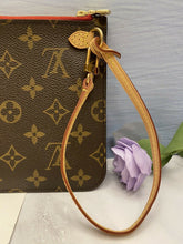 Load image into Gallery viewer, Louis Vuitton Neverfull MM/GM Monogram Wristlet (MS2138)