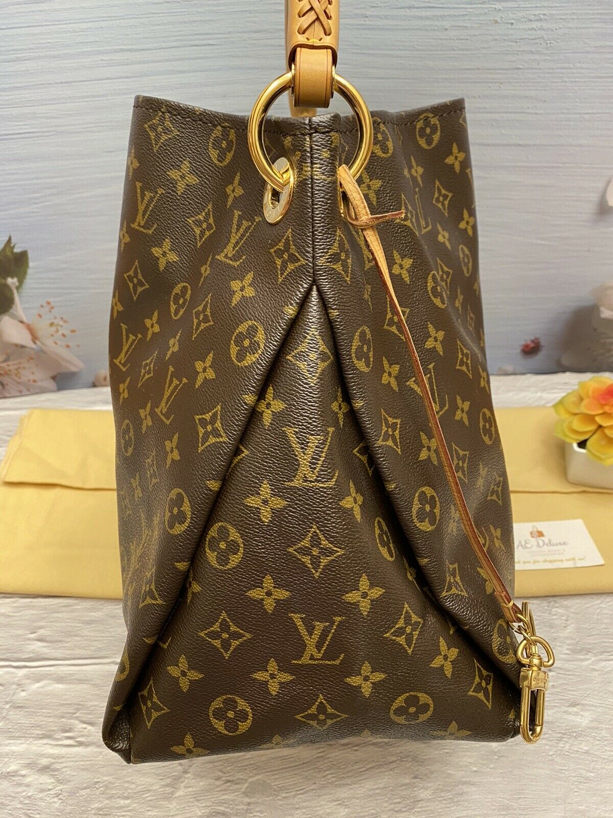 Louis Vuitton Monogram Canvas Artsy MM Shoulder Bag (SHF-q9Acva