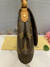 Load image into Gallery viewer, Louis Vuitton Favorite MM Monogram Clutch Purse (SA3186)