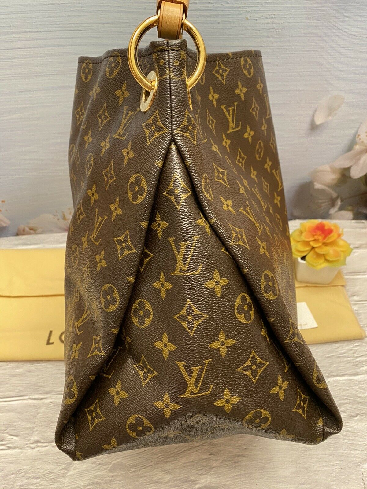 Louis Vuitton Monogram Canvas Artsy MM Shoulder Bag (SHF-DzYiz3