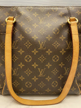 Load image into Gallery viewer, Louis Vuitton Totally MM Monogram Shoulder Tote Handbag (TJ0134)