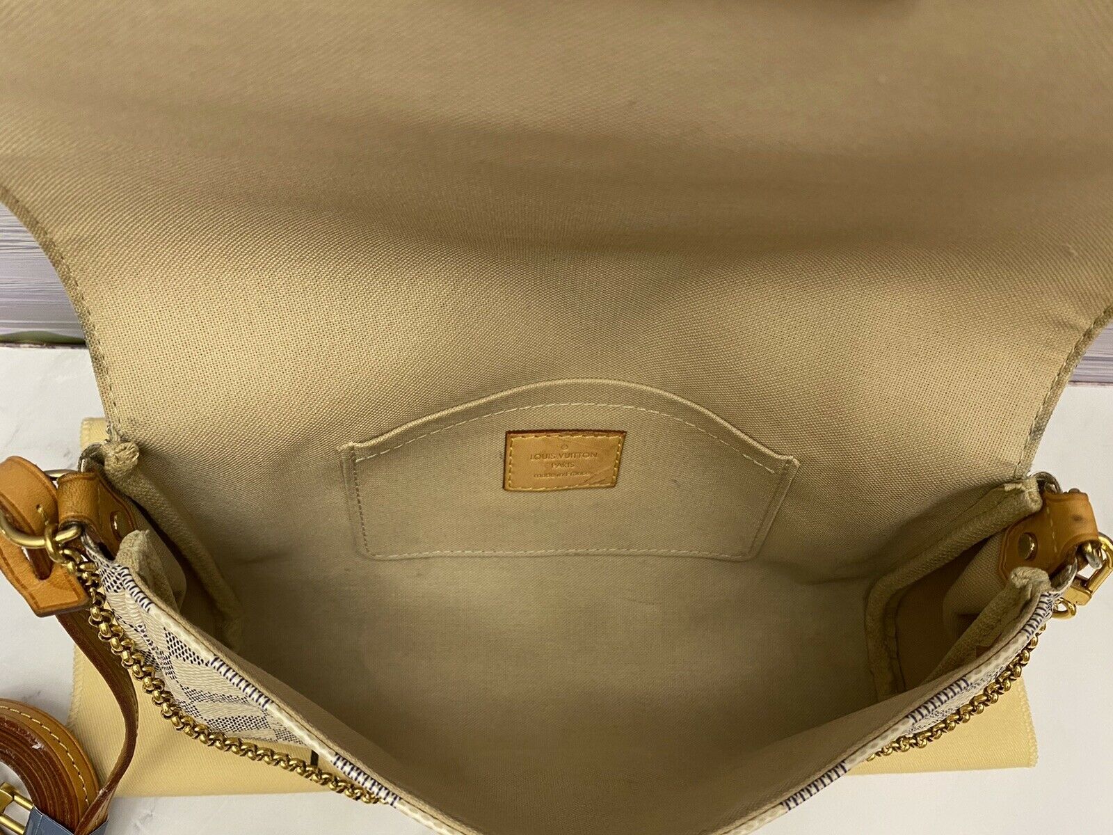 Louis Vuitton Damier Azur Favorite MM Shoulder Bag (SHF-21615) – LuxeDH