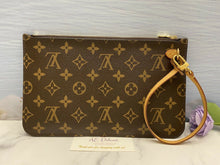 Load image into Gallery viewer, Neverfull MM/GM Beige Monogram Wristlet/Pouch/Clutch (SD3195)